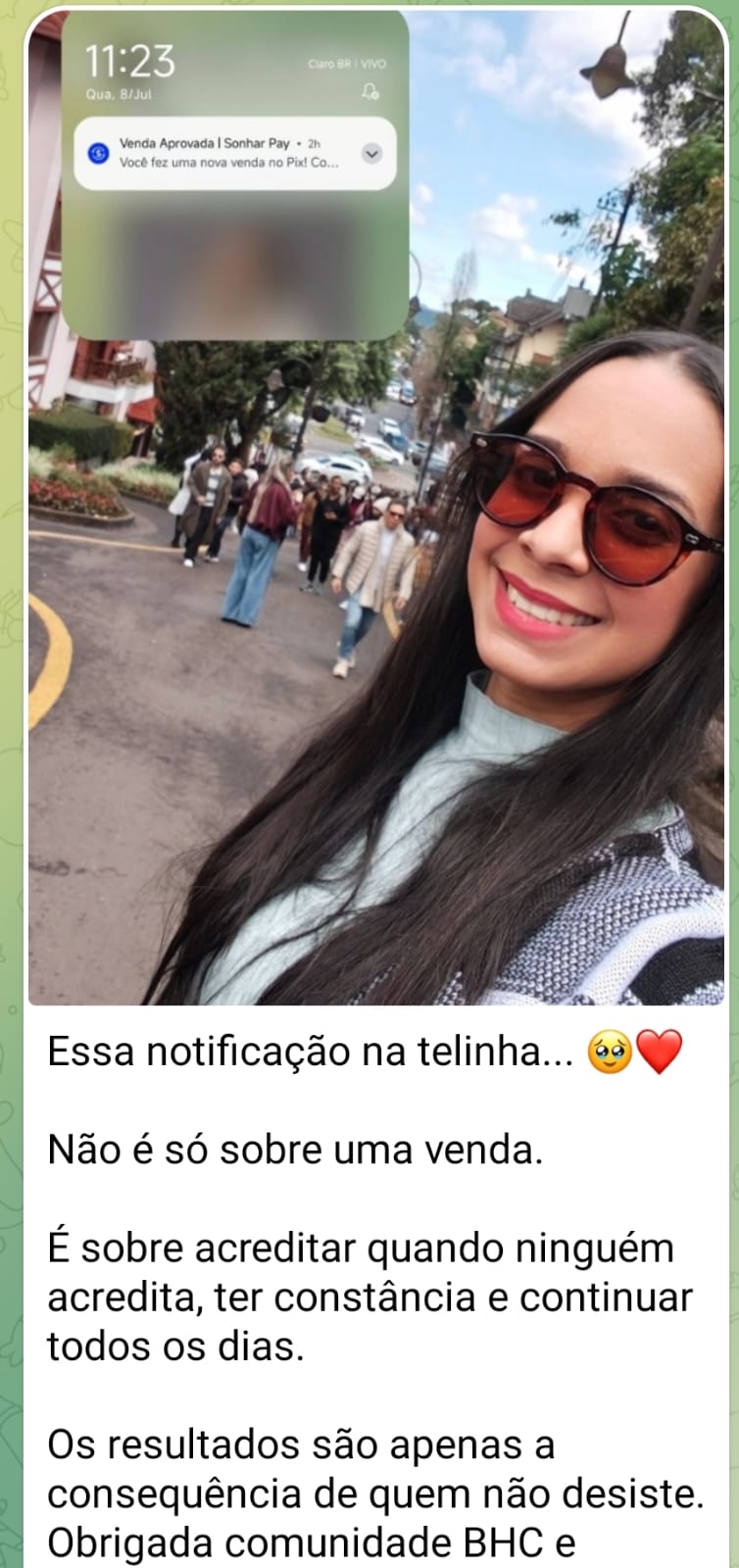 Aluna feliz com notificação de venda no Pix