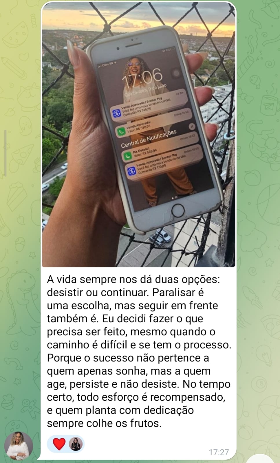 Aluna comemorando venda aprovada no Pix